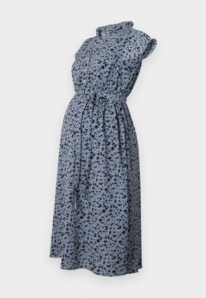 Robe de maternité en tissu bleu clair avec un imprimé à pois noirs, manches courtes, col et lien à la taille pour un ajustement ajustable.