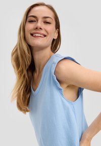 s.Oliver MIT VOLANTS - T-shirt basic - himmelblau