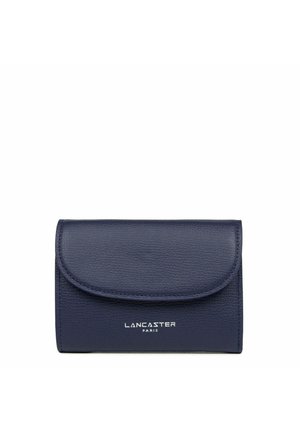 Portefeuille en cuir marine avec surface texturée, fermeture à rabat arrondi et logo blanc "LANCASTER PARIS" en bas. Forme compacte et rectangulaire.
