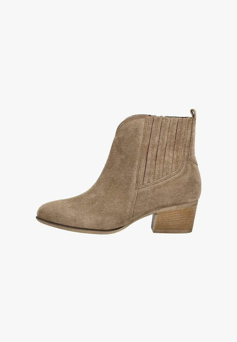 Stivaletto in suede marrone chiaro con tacco corto impilato, punta affusolata e pannelli laterali a coste per texture e dettaglio.