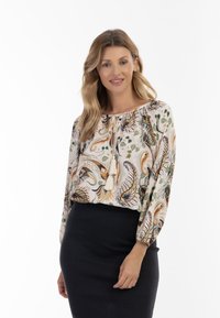Leichte Bluse mit einem floralem und Paisley-Muster in Orange, Grün und Marineblau, mit einem gerafften Ausschnitt und Quasten-Details.