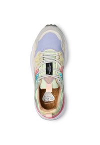 Flerfärgad sneakers med pastellgrön, lila och rosa accenter, vita snörningar, korkinlägg och svart etikett på tungan, sett ovanifrån.