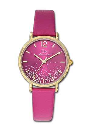 Montre analogique ronde avec une lunette dorée, un cadran dégradé rose, des accents en strass et un bracelet en cuir rose. Marqueurs d'heure aux positions 12 et 6.