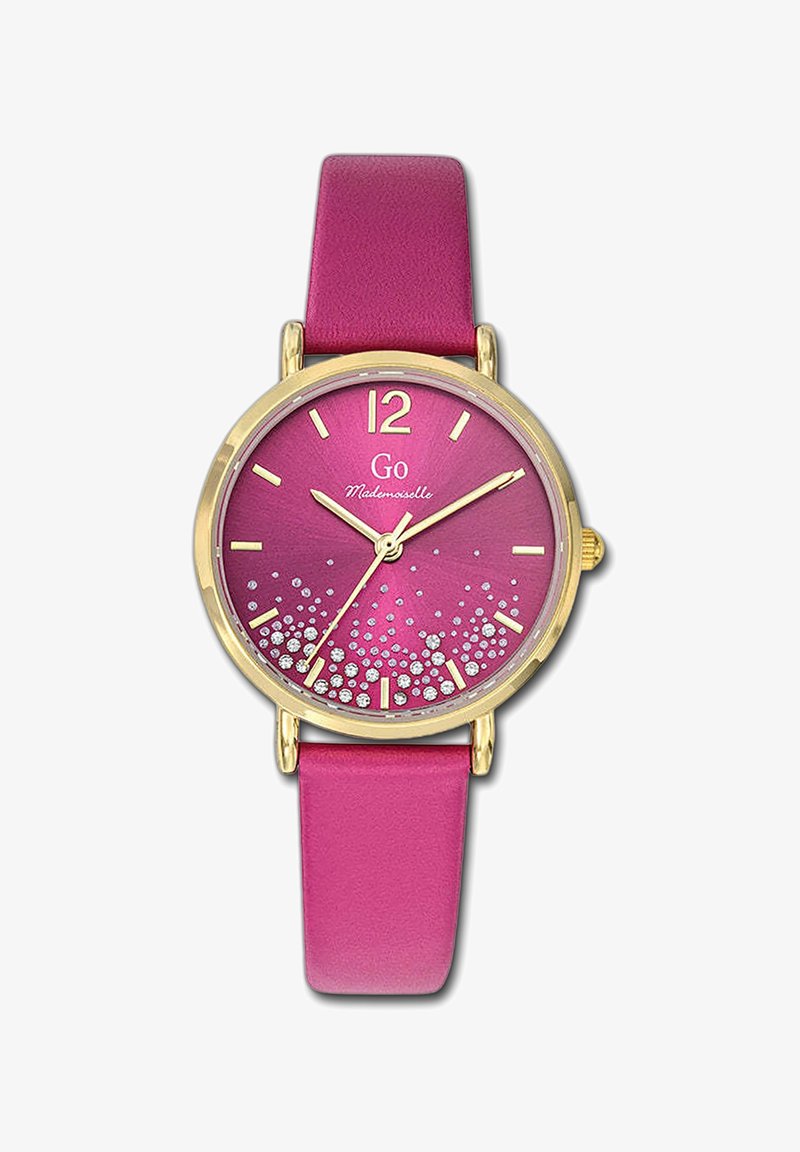 Montre analogique ronde avec une lunette dorée, un cadran dégradé rose, des accents en strass et un bracelet en cuir rose. Marqueurs d'heure aux positions 12 et 6.