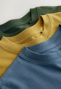 Drie crew neck t-shirts gestapeld: donkergroen, mosterdgeel en leisteengrijs. Ze hebben korte mouwen en een zachte, getextureerde stof.