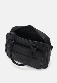 Černá kožená kabelka s prošívanou texturou, dvojitými uchy, horním zipovým zavřením a vnitřní kapsou pro organizaci.