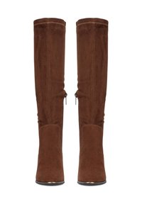 Botas altas de ante marrón con cremalleras laterales, punteras redondeadas y detalles de costuras visibles.