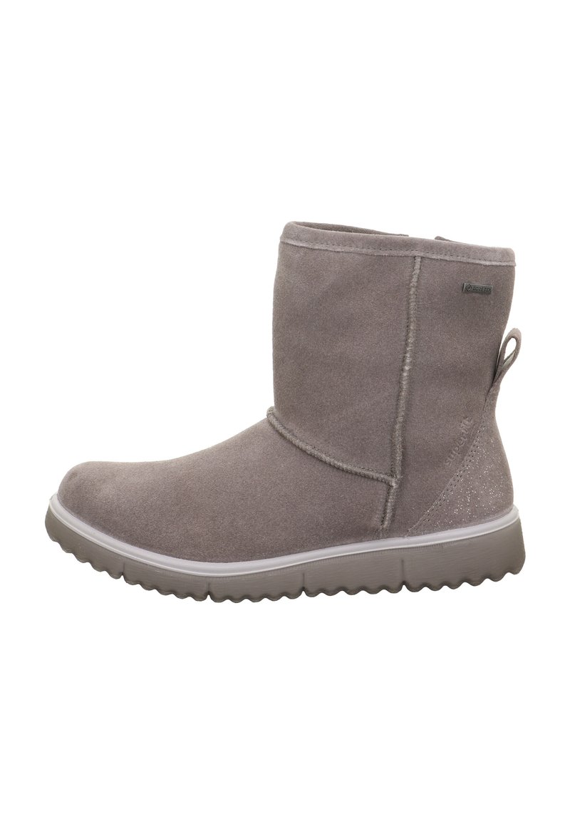 Grijze suède enkelboots met een gladde textuur, ronde neus en een rubberen zool met een golfpatroon. Accenten zijn onder andere een klein logo en een achterste trekband.