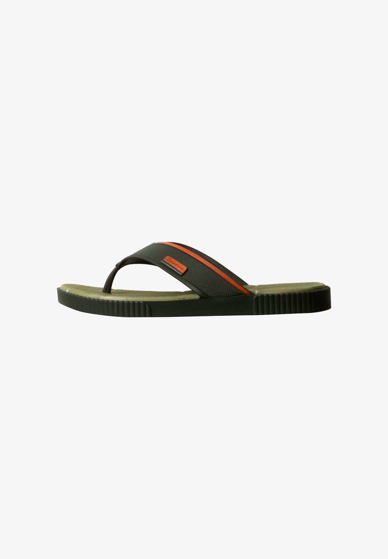 Sandale tongs noire et vert olive avec bande orange et semelle texturée, vue de côté sur fond blanc.