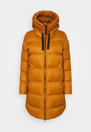 Long manteau d'hiver matelassé orange avec col montant, capuche avec cordons noirs, fermeture éclair frontale et poches latérales.