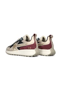 Sneakers in beige, zwart en bordeauxrood suede. Beschikt over een getextureerde afwerking, gouden accenten en een dikke witte rubberen zool. Achterste treklip inbegrepen.