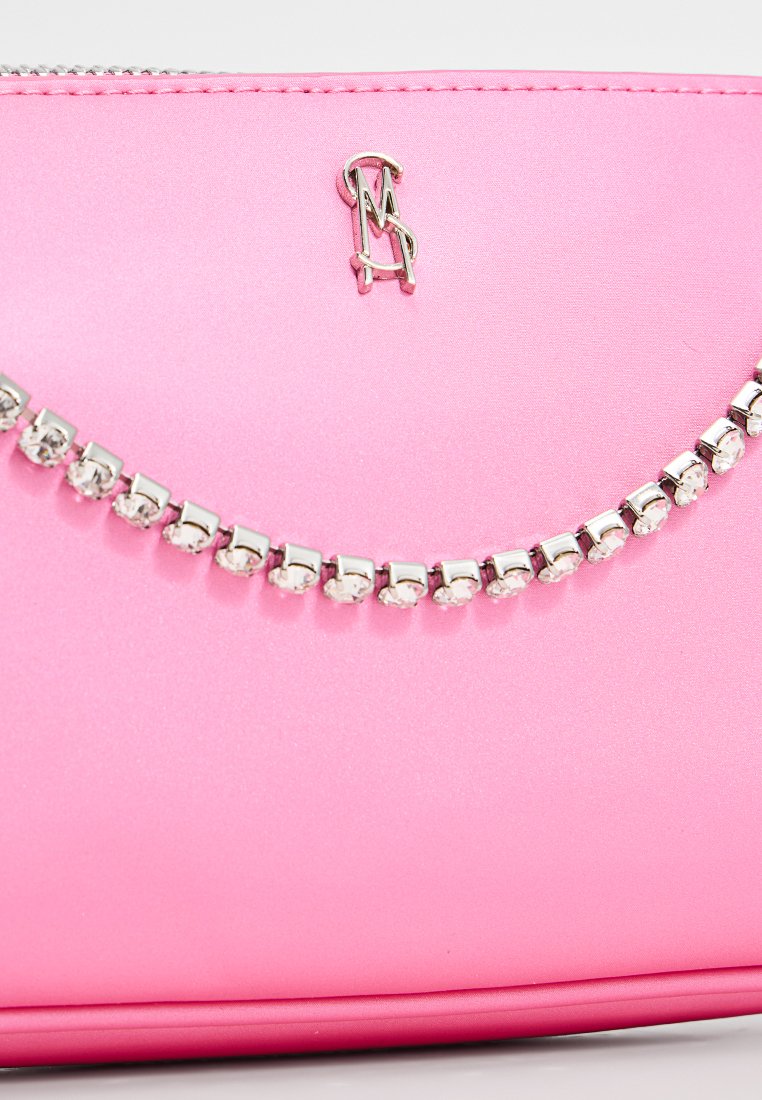 Clutch in raso rosa con dettaglio in catena argentata e un piccolo logo monogramma argento vicino al centro superiore.