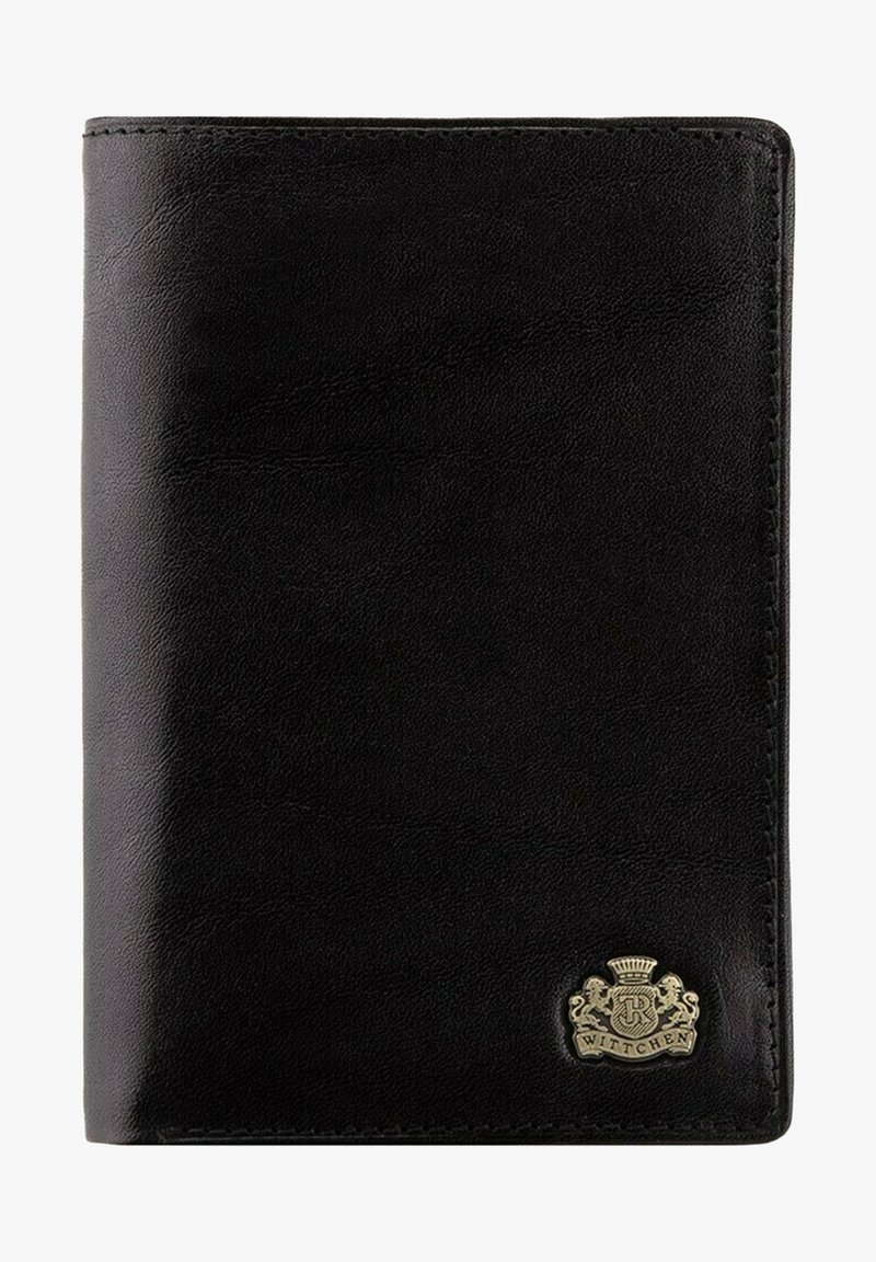 Portafoglio in pelle nera con superficie testurizzata, bordi cuciti e un logo metallico accentato nell'angolo in basso a destra.