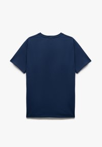 Marineblå t-shirt med korte ærmer, lavet af blød bomuld, med rund halsudskæring og et enkelt design uden synlige logoer eller mønstre.