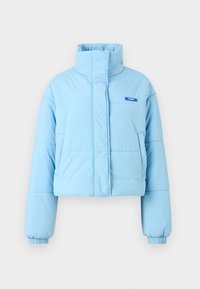 Světlá modrá krátká péřová bunda s stojáčkem, elastickými manžetami a malým modrým logem na hrudi. Hladký materiál, prošívaný vzor.