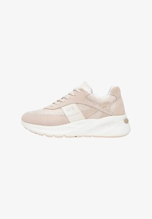 Scarpa da ginnastica bassa beige e bianca con tomaia in mesh e suede, chiusura frontale con lacci e suola spessa bianca, progettata per un uso casual.