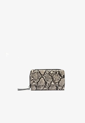 Cartera con cremallera alrededor y estampado de serpiente, con detalle de correa de muñeca, que presenta un patrón texturizado en tonos negro, blanco y gris.
