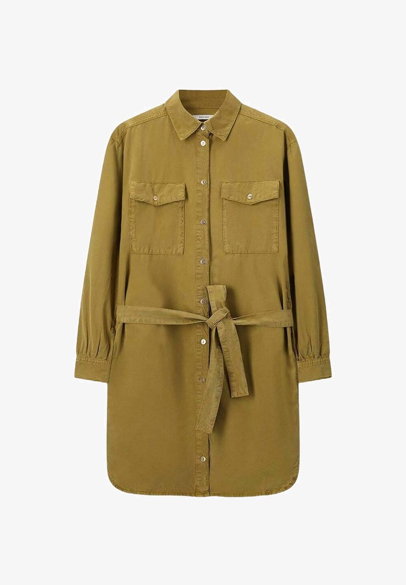 Robe chemise vert olive en coton, avec un col, une fermeture à boutons sur le devant, deux poches poitrine et un détail de taille nouée. Manches longues.