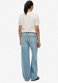 Jasnoniebieskie dżinsy o szerokich nogawkach z klasycznym designem pięciu kieszeni, wyposażone w zamek błyskawiczny i zapięcie na guzik. Wykonane z denimu o miękkiej fakturze.
