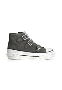Hochhalsige Sneaker aus dunkelgrauem Wildleder mit silbernen Schnallen, metallischer Zehenkappe und strukturierter weißer Plateausohle mit dekorativem Muster.