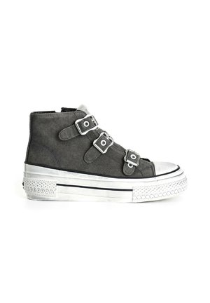 Sneaker alta in camoscio grigio scuro con fibbie argentate, punta metallica e suola platform bianca testurizzata con un motivo decorativo.