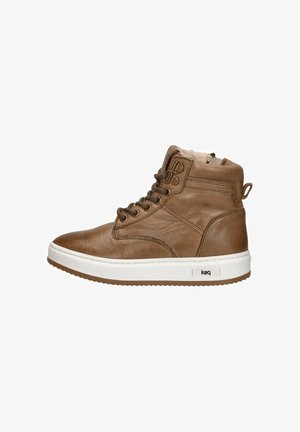 Bruine leren hoge sneakers met witte zool, vetersluiting aan de voorkant, gevoerde kraag en stoffen binnenvoering voor warmte.