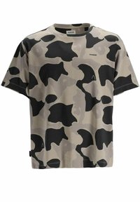 Camiseta de manga corta hecha de un tejido suave que presenta un fondo beige con grandes formas abstractas negras, cuello redondo y detalles cosidos.