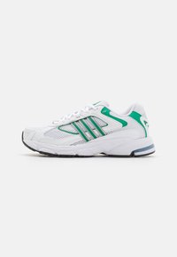 Scarpe da ginnastica bianche con accenti verdi, tomaia in rete e suola testurizzata. Presentano un design a tre strisce e un colletto imbottito per il comfort.
