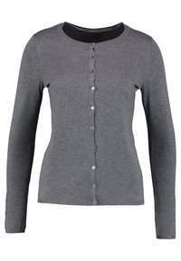 Grijze cardigan met lange mouwen van zacht breimateriaal. Heeft een ronde halslijn en knopen aan de voorkant, met knoopaccenten op de manchetten.