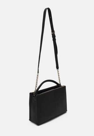 Bolso rectangular negro con asa superior, detalles de cadena dorada, cierre de cremallera y una correa larga para el hombro ajustable.