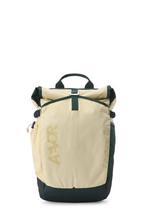 Beige und dunkelgrüner Rollverschluss-Rucksack mit vorderem Verschluss, Seitentaschen, Tragegriff oben und "AFVR"-Logo auf der Vorderseite.