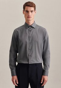 Camicia grigia con bottoni, caratterizzata da una sottile texture, colletto a punta e maniche lunghe, con bottoni scuri e vestibilità sagomata.