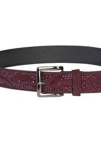 Cinturón de ante burdeos con un diseño texturizado, adornado con rhinestones morados, hebilla de metal plateado y respaldo liso negro.