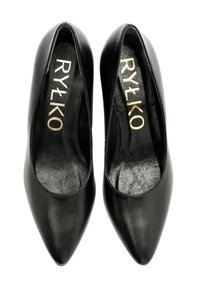 Czarne skórzane szpilki o spiczastym nosku z gładką teksturą, z minimalistycznym wzornictwem i złotym logo na wkładce.