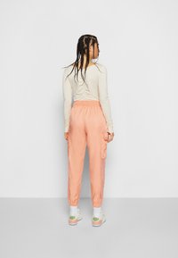 Jordan W J ESSEN UTILITY - Calças cargo - crimson bliss