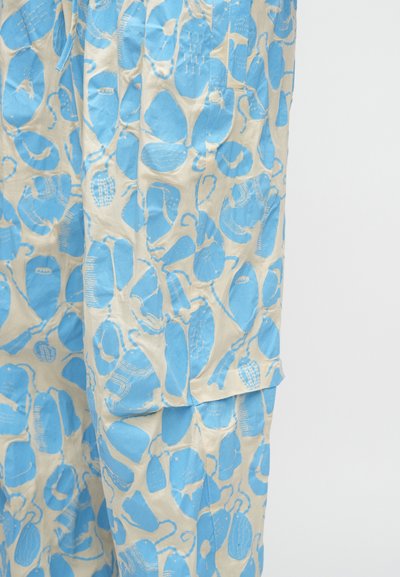 Ελαφρύ ύφασμα με εκτυπωμένο αφηρημένο μοτίβο σε μπλε και κρεμ αποχρώσεις, με διάφορα σχήματα και λεπτομέρειες γραμμών, και σχεδίαση με άνετη εφαρμογή.