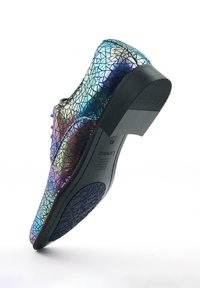 Multikleuren, iriserende schoen met een geometrisch patroon, zwarte zool en een lage hak. Het materiaal lijkt synthetisch met een gestructureerd oppervlak.