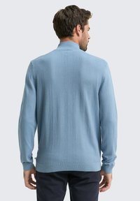 Hellblauer Strickpullover mit Fischgrätenmuster, ausgestattet mit Kragen, langen Ärmeln und gerippten Bündchen.