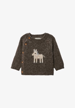 Pull en tricot marron à manches longues, présentant un motif de cheval blanc et des accents de boutons en bois sur une épaule. Texture douce.