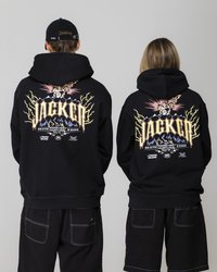 Los sudaderas negras cuentan con un diseño gráfico en la parte posterior con el texto "JACKER", montañas y rayos, con colores brillantes sobre un fondo oscuro.