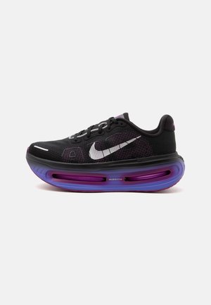 Nike Performance, VOMERO PREMIUM - Обувки за бягане по асфалт - black/metallic silver-coloured/persian violet
