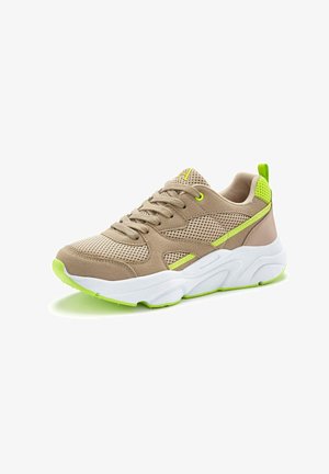 Beige Sport Schuh mit Mesh-Obermaterial, neongrünen Akzenten und einer weißen, strukturierten Sohle. Verfügt über eine abgerundete Zehenpartie und eine Schnürdesign.