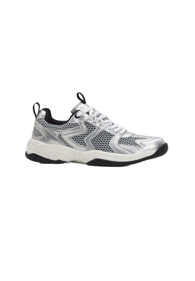 Scarpa sportiva argento e nera con superiore in rete, design con lacci, colletto imbottito e suola in gomma texturizzata. Presenta motivi decorativi sui lati.