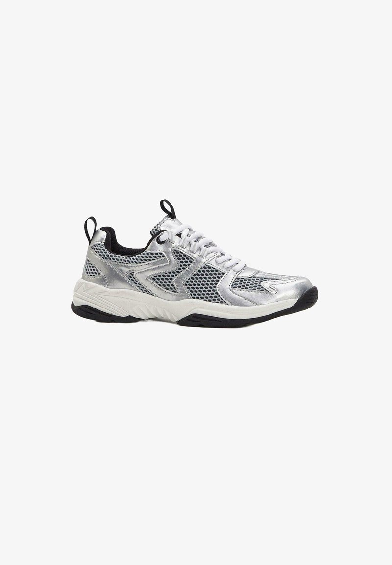 Scarpa sportiva argento e nera con superiore in rete, design con lacci, colletto imbottito e suola in gomma texturizzata. Presenta motivi decorativi sui lati.
