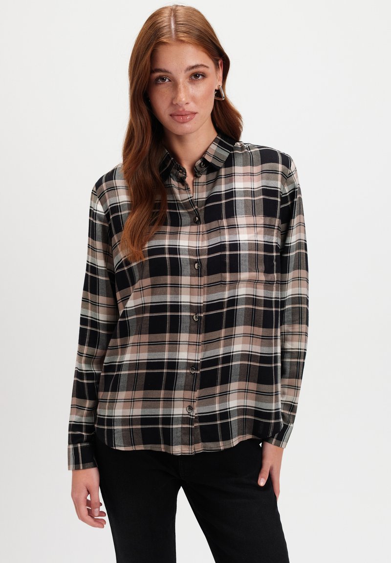 Koszula w kratę, button-up, w kolorach czarnym, beżowym i szarym. Długie rękawy z zaokrąglonym dołem oraz kieszonka z przodu. Gładka faktura materiału.