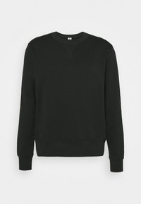 Sudadera negra con cuello redondo, mangas largas, puños y dobladillo acanalados, hecha de una tela suave, con un patrón texturizado en el cuello.