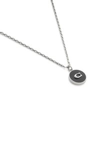 Srebrny naszyjnik z okrągłą zawieszką, na której znajduje się czarne centrum oraz stylizowany srebrny akcent. Łańcuszek ma delikatny, ogniwkowy wzór.