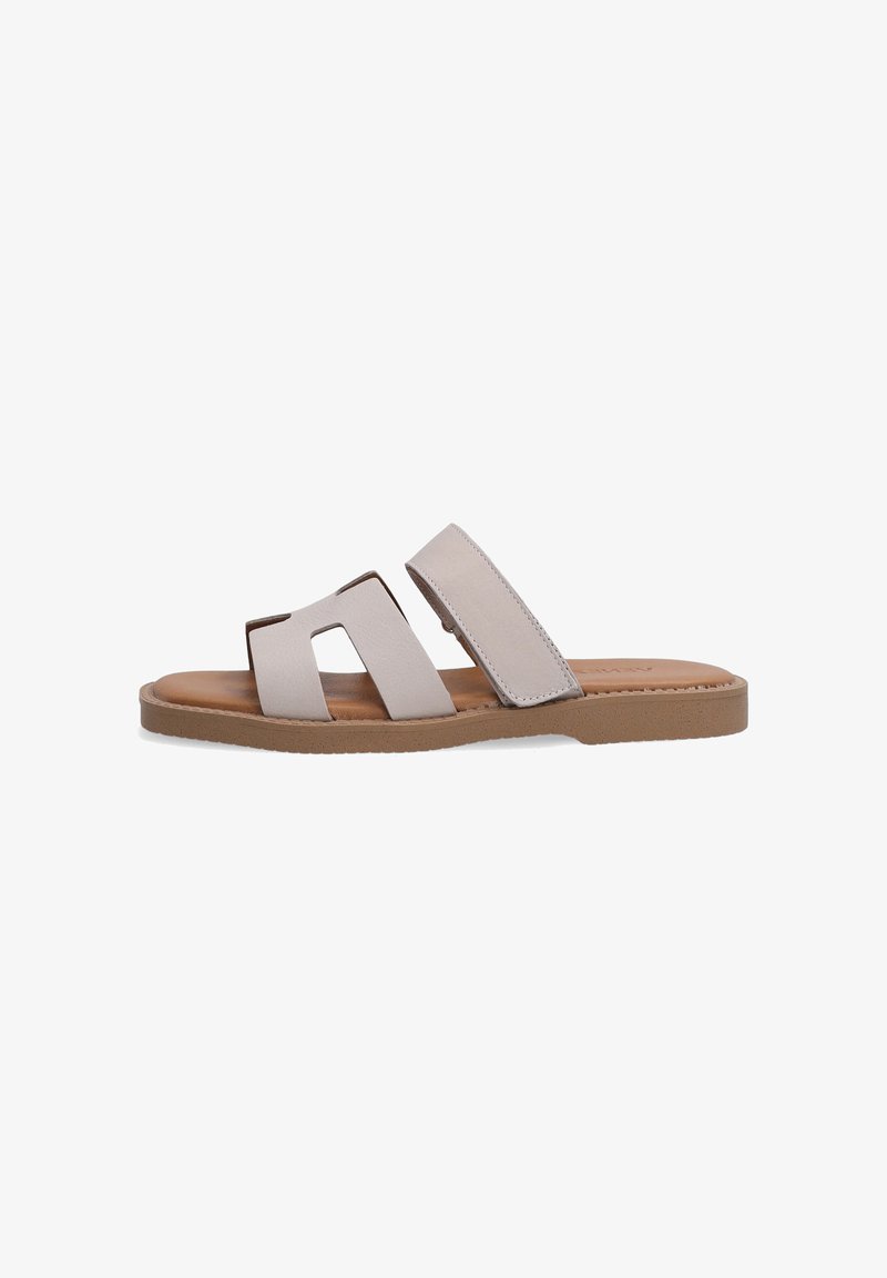 Helle graue Rutsch-Sandalen mit zwei breiten Riemen, weichem Lederobermaterial und einem braunen, strukturierten Fußbett, das eine flache, flexible Gummisohle aufweist.