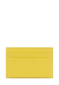 Portacarte giallo in pelle con texture a pietre, quattro slot per carte e cuciture bianche lungo i bordi. Forma rettangolare compatta.