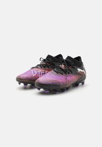 Melni un rozā futbola čības ar gradienta rakstu, teksturētu virsmas apdari un purple pamatnēm; iekļautas auklas un adīta apkakle.